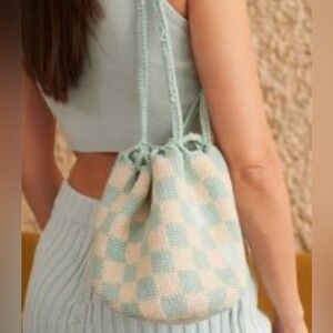 The Knotty Ones crochet blue/white drawstring bucket bag Menulis